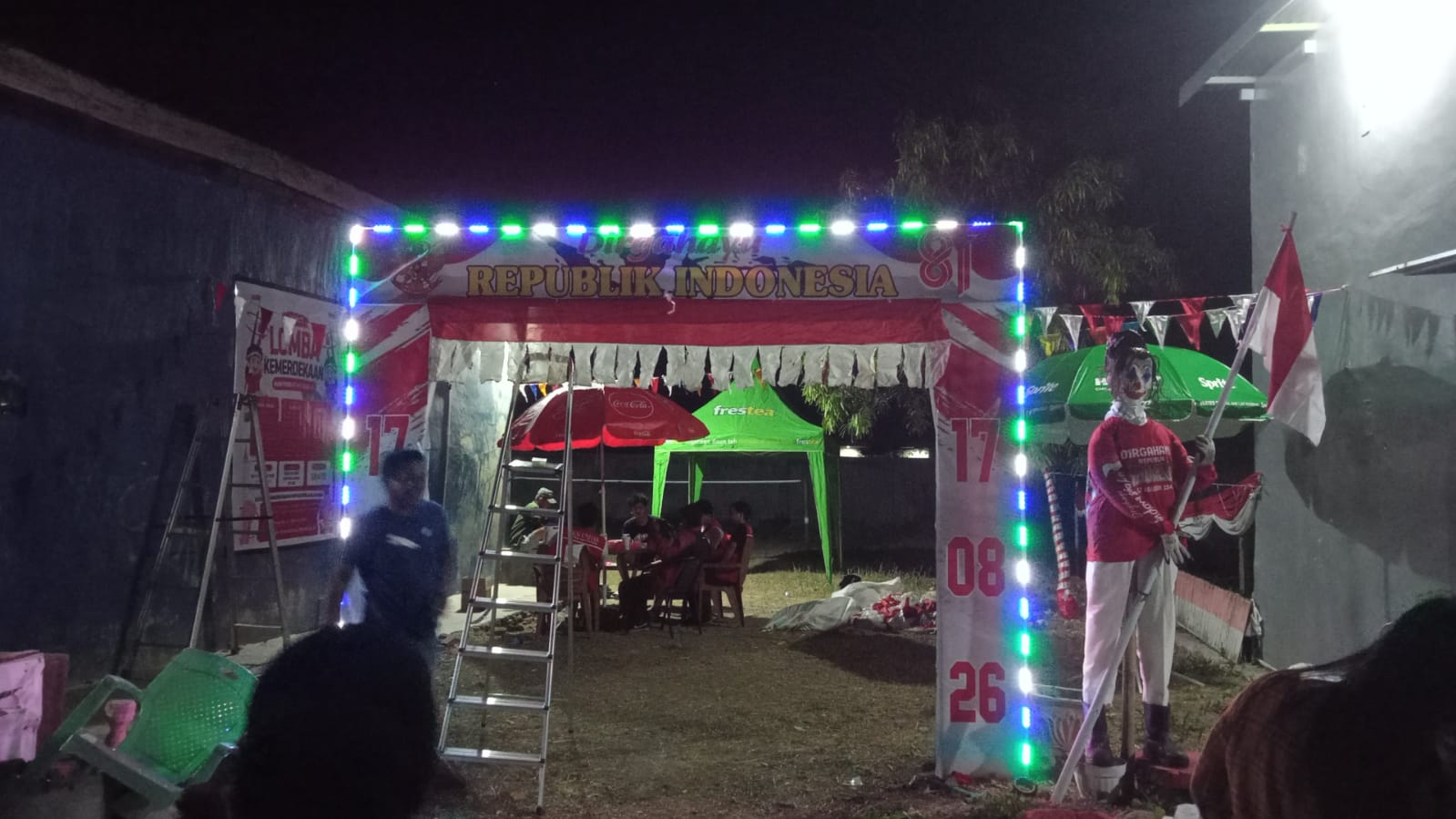 🌟 Semarak Kemerdekaan di Malam Hari! KKN UNHAS 116 dan Warga RW 07 Kompak Siapkan Umbul-Umbul HUT RI ke-81